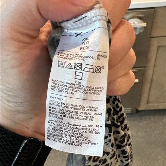 Old Navy Black and White Patterned Short Sleeve Cheeta Print Top - Picture 4 of 4